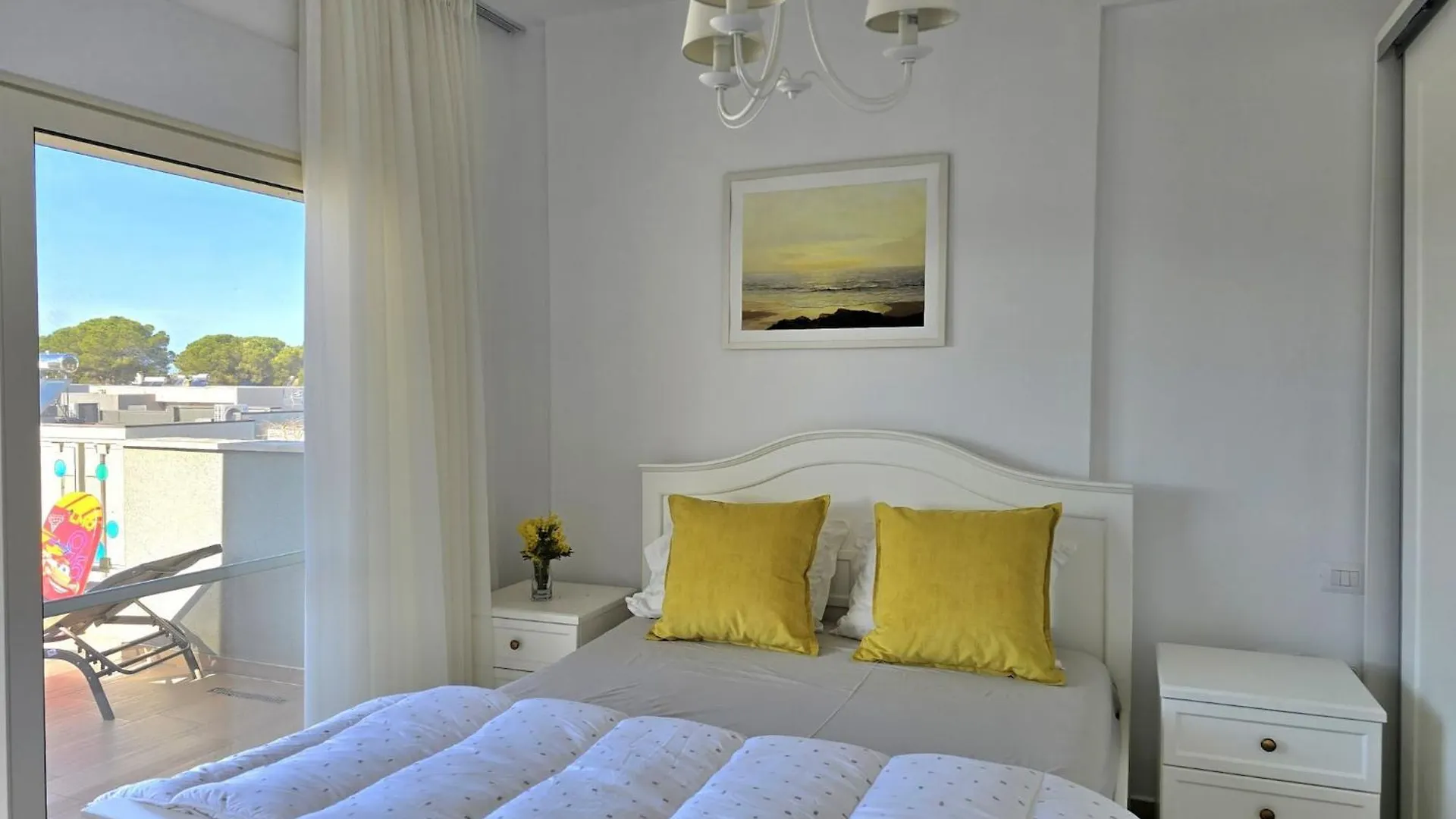 Apartment Sunlit Stay With Terrace Near The Beach Plazhi San Pietro