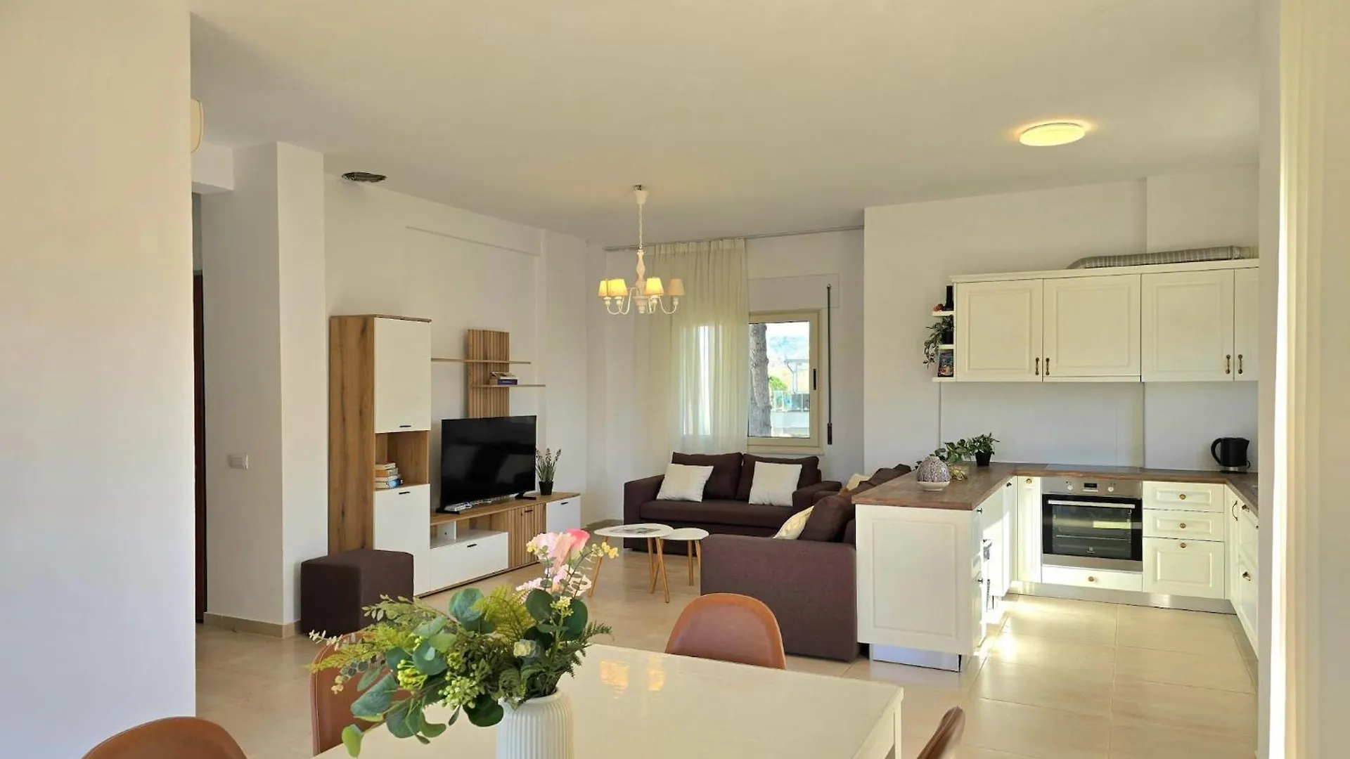 Sunlit Stay With Terrace Near The Beach Plazhi San Pietro Albania