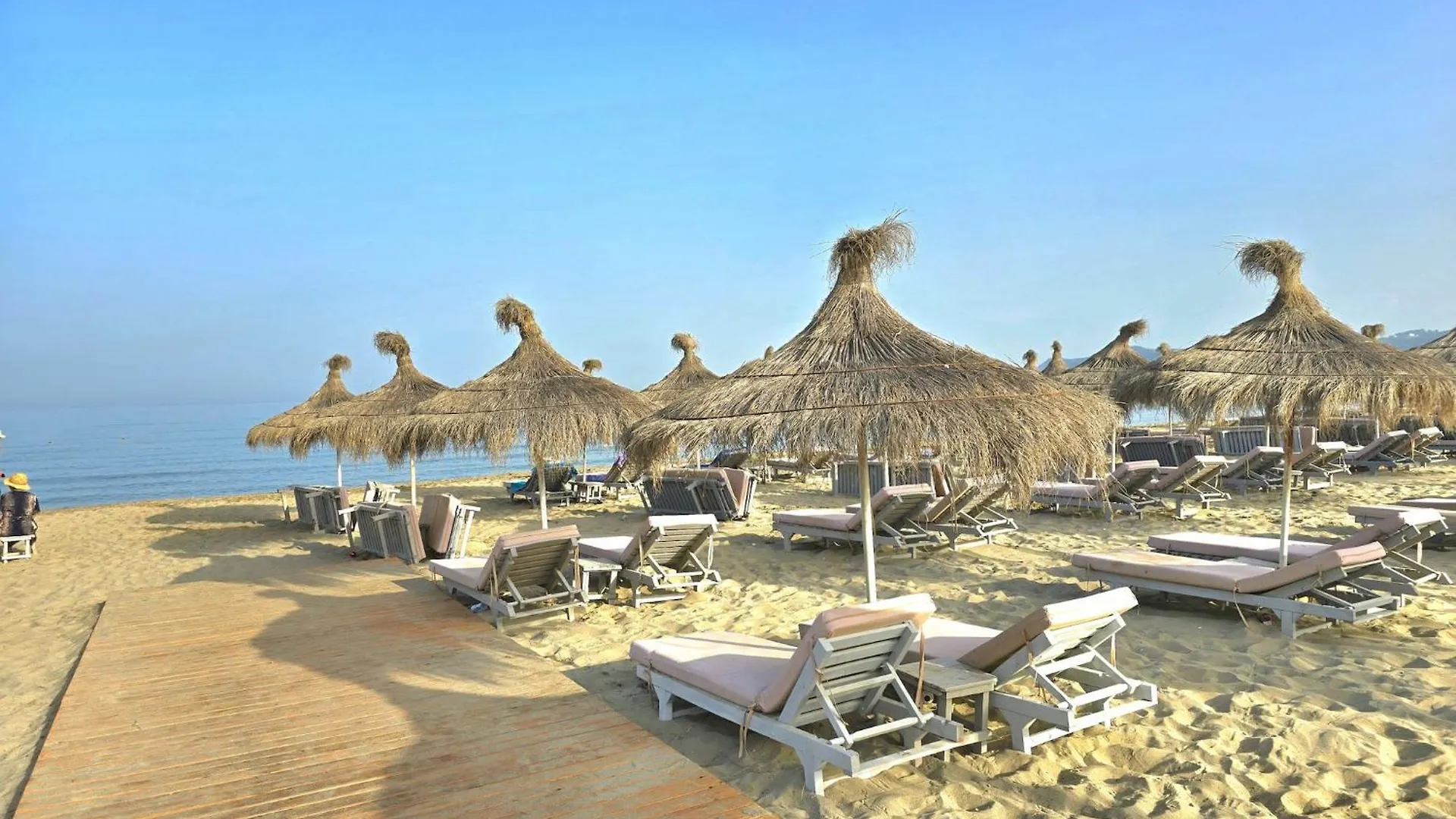Apartment Sunlit Stay With Terrace Near The Beach Plazhi San Pietro